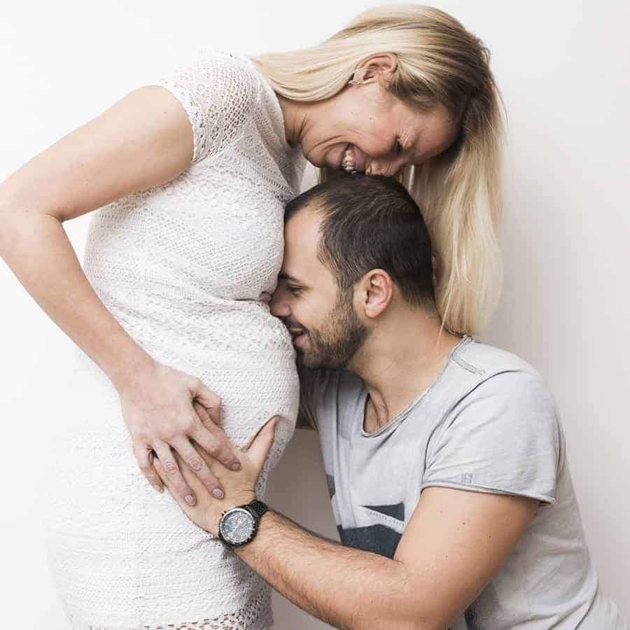 pareja feliz embarazada