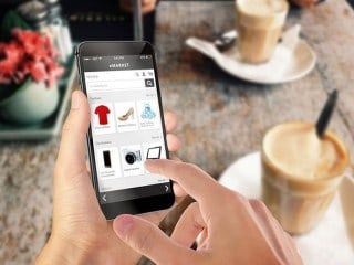 Los tres estadios de una tienda online tendencias sector hotelero 6 Comprando en una tienda online desde un movil